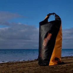 Zone3 10L Waterdicht Dry Bag - Oranje/zwart 7 Zone3 10L Waterdicht Dry Bag - Oranje/zwart -Fietsonderdelen zone3 10l waterproof dry bag packsack orange black 2 1539672